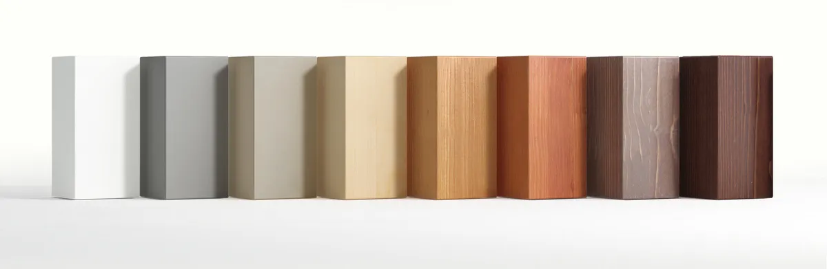 Klocki z drewna świerkowego, w wielu wybarwieniach. Od lewej strony, kolory kryjące całkowicie strukturę drewna, takie jak: Szary, Biały, czy Kaszmir. Z prawej klocki bejcowane, kolory te zmieniają kolor drewna, ale nie ukrywają struktury drewna. Pomiędzy klocek w naturalnym kolorze drewna świerkowego.